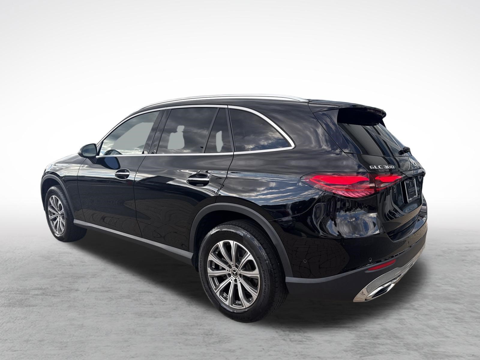 Used 2023 Mercedes-Benz GLC 300 4MATIC image 3