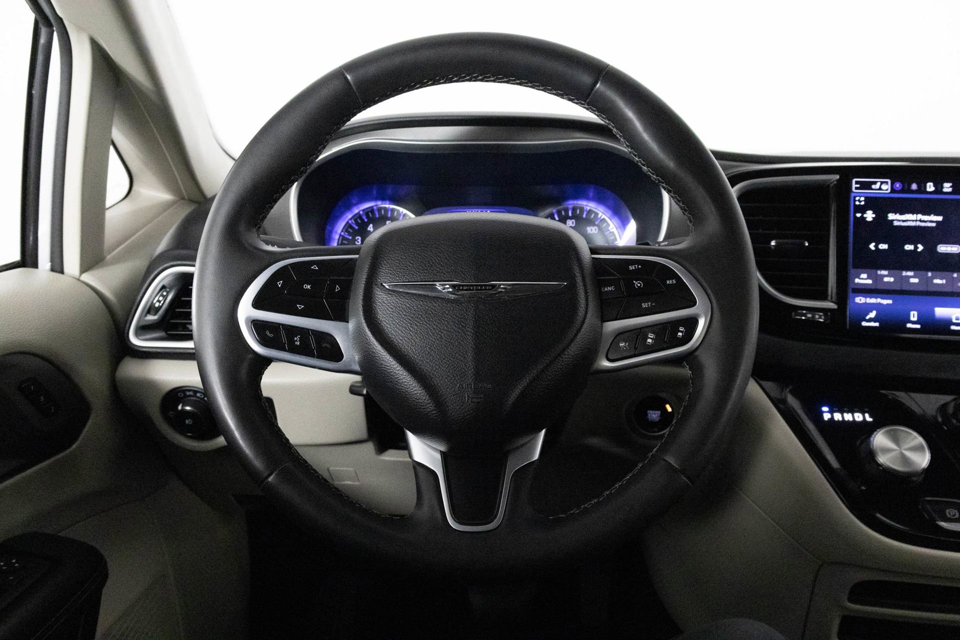 Used 2023 Chrysler Pacifica Touring-L image 27