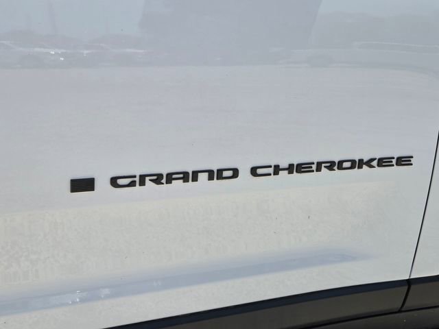 Used 2023 Jeep Grand Cherokee Altitude AWD/4WD image 10
