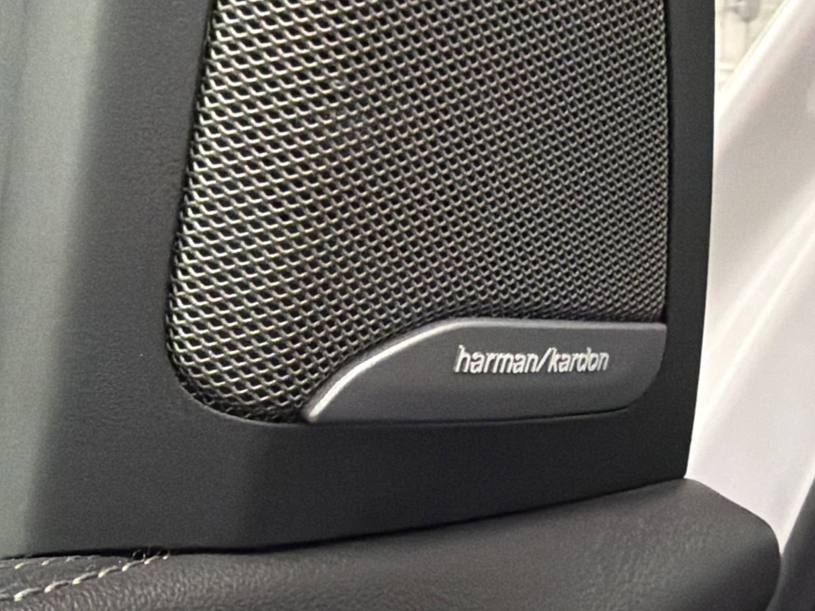 Used 2023 BMW X7 xDrive40i w/ Executive Package image 38