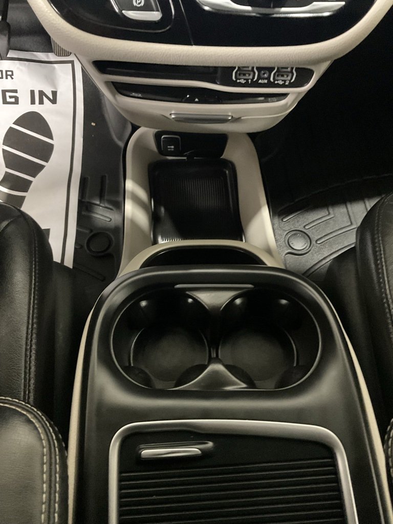 Used 2022 Chrysler Pacifica Touring-L w/ Uconnect Theater Family Group image 22