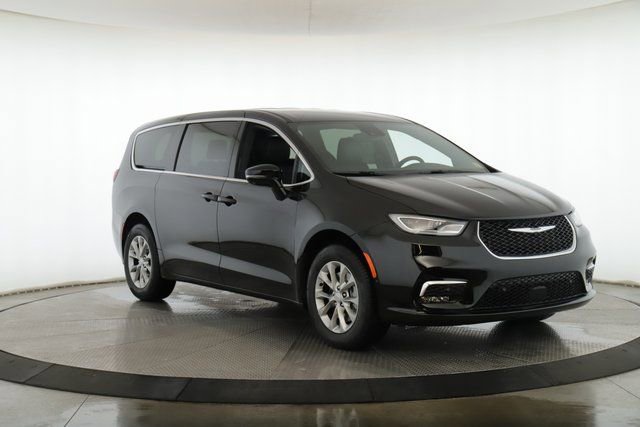 New 2026 Chrysler Pacifica Select image 2