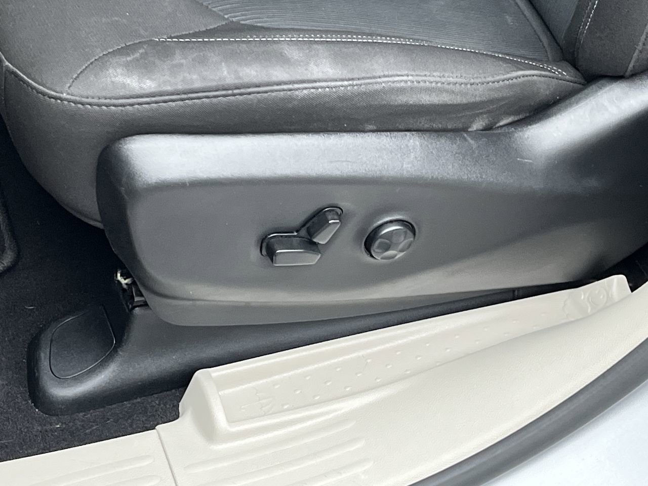 Used 2023 Chrysler Voyager LX FWD image 9