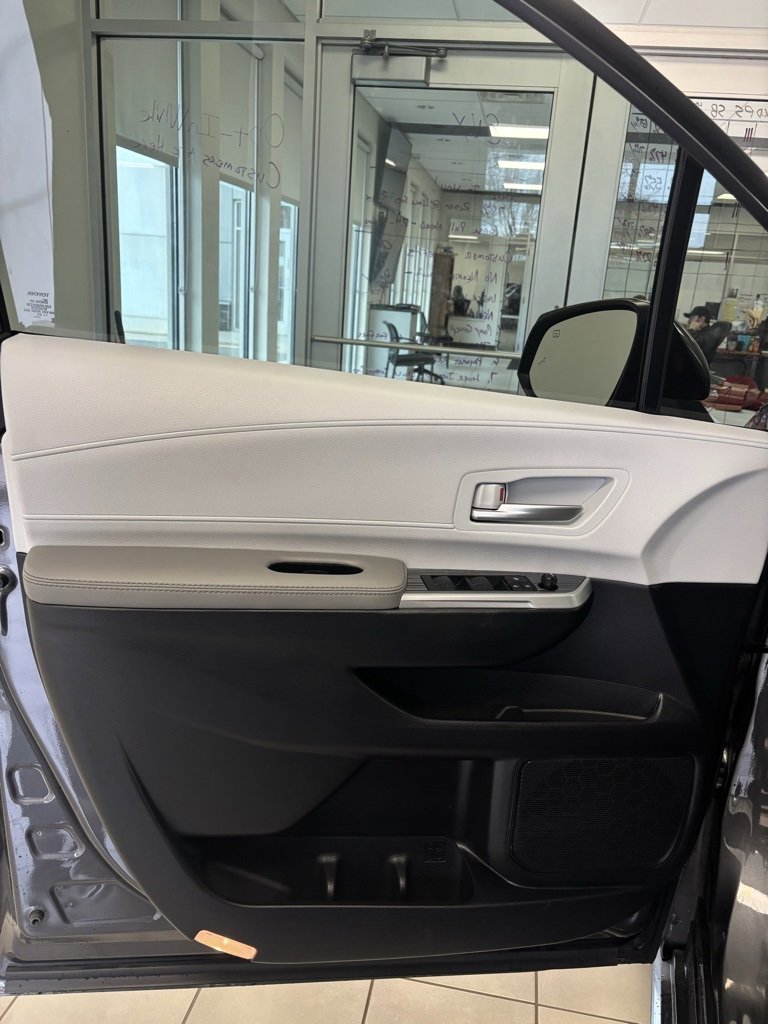 Used 2025 Toyota Sienna XLE image 8