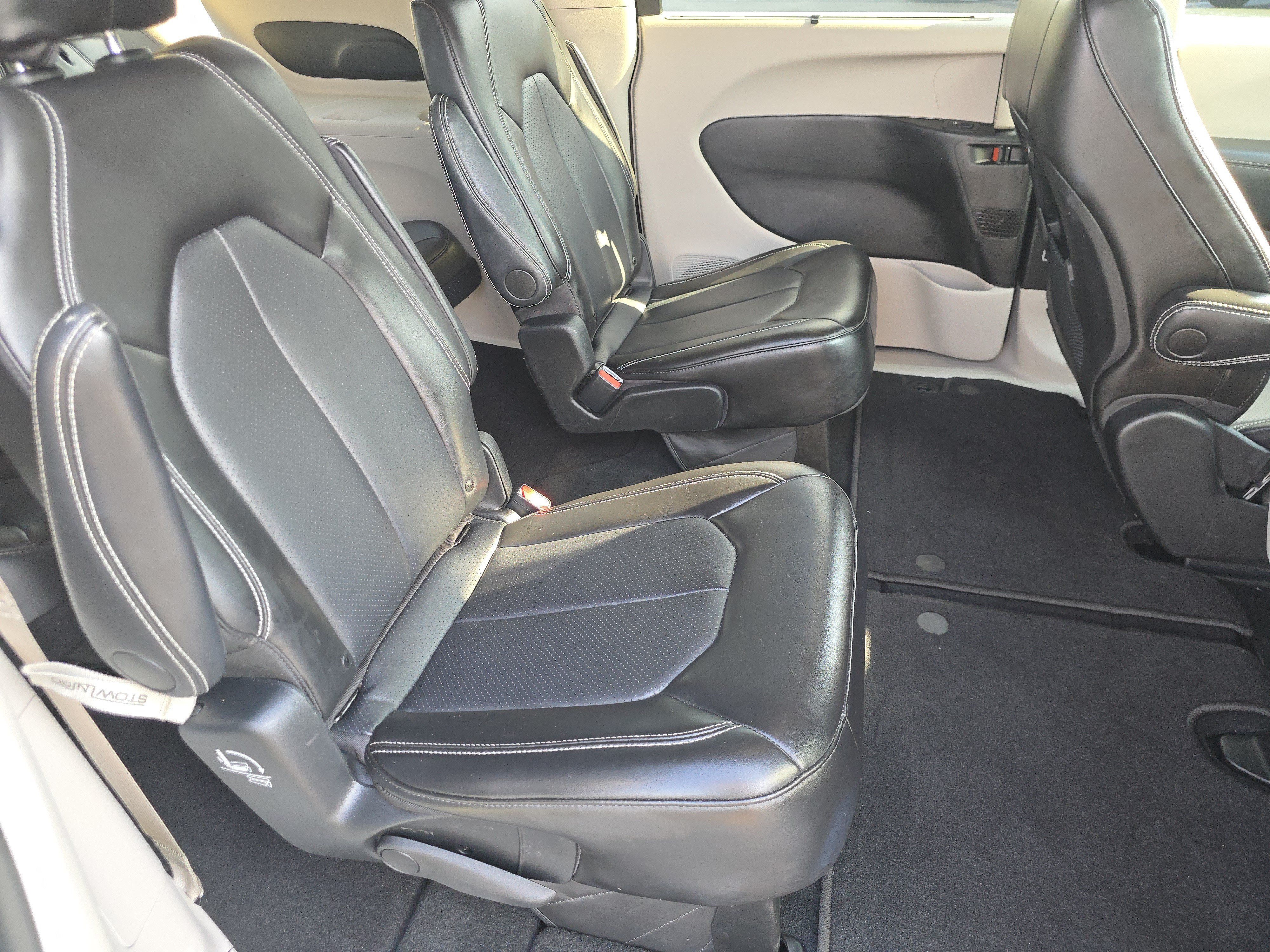 Used 2024 Chrysler Pacifica Touring-L FWD image 16
