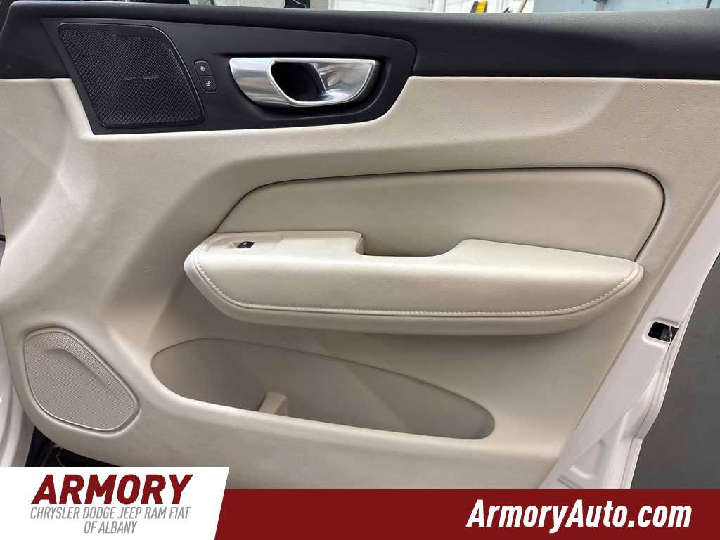 Used 2024 Volvo XC60 B5 Plus image 40