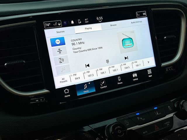 Used 2023 Chrysler Pacifica Touring-L image 15