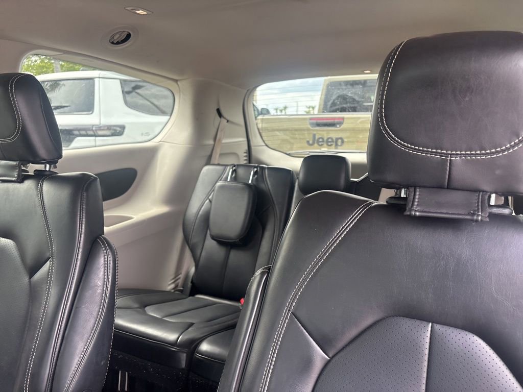 Used 2023 Chrysler Pacifica Touring-L FWD image 12