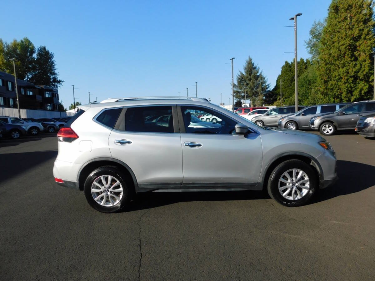 Used 2017 Nissan Rogue SV AWD/4WD image 23