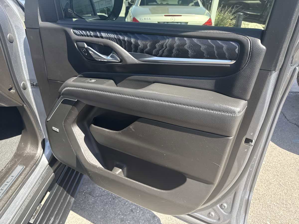 Used 2021 GMC Yukon Denali w/ Denali Ultimate Package AWD/4WD image 28