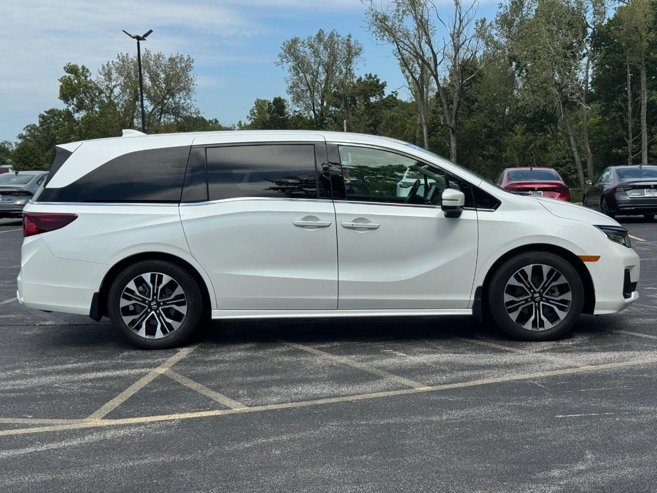Used 2025 Honda Odyssey Elite image 3