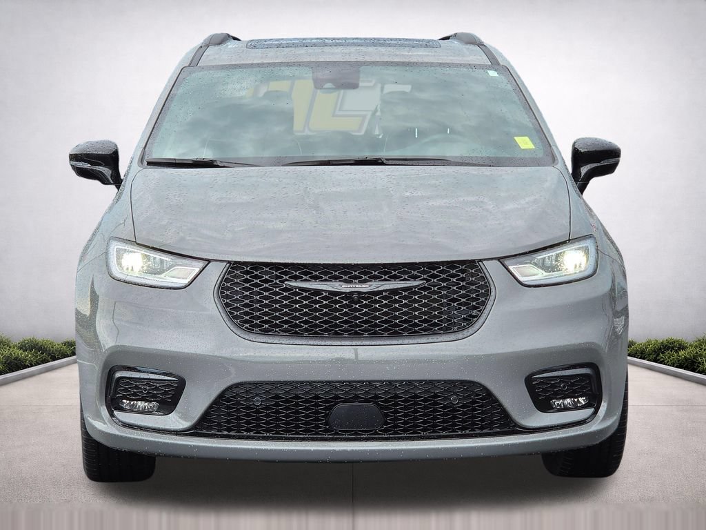 Used 2025 Chrysler Pacifica Limited AWD/4WD image 3