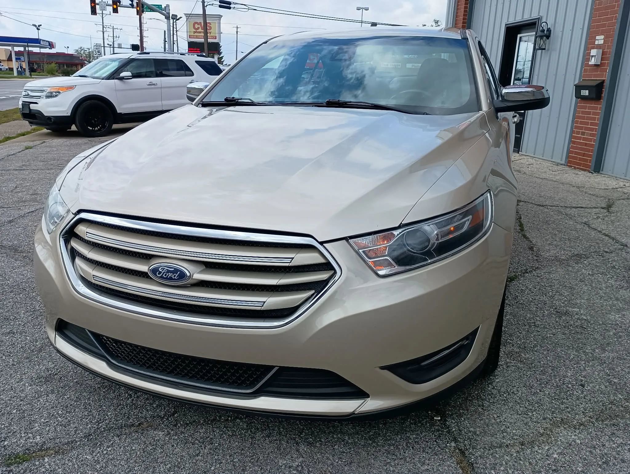 Used 2018 Ford Taurus Limited FWD image 2