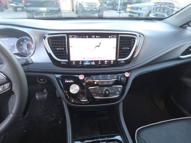 Used 2025 Chrysler Pacifica Limited FWD image 13