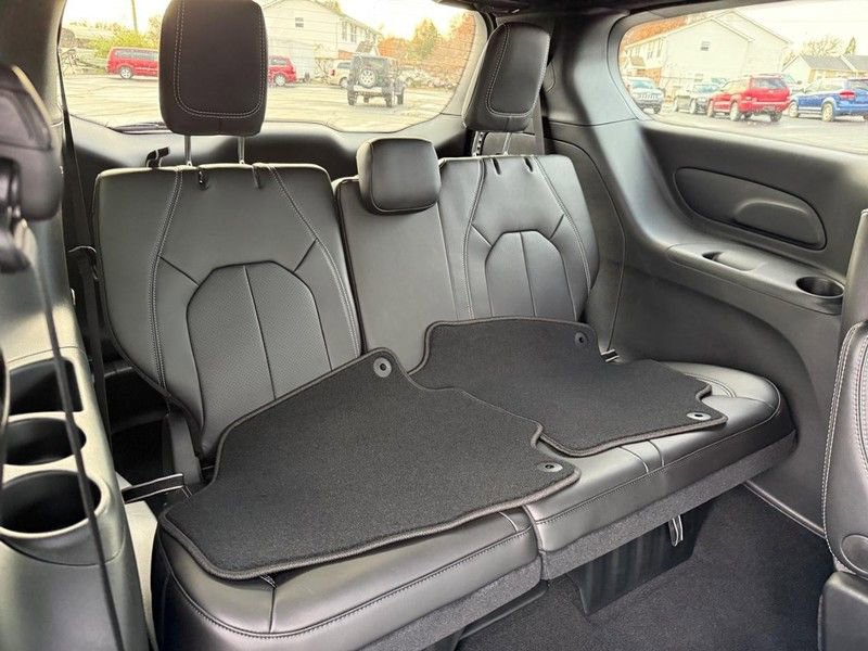 New 2026 Chrysler Pacifica Select w/ S Appearance Package image 5
