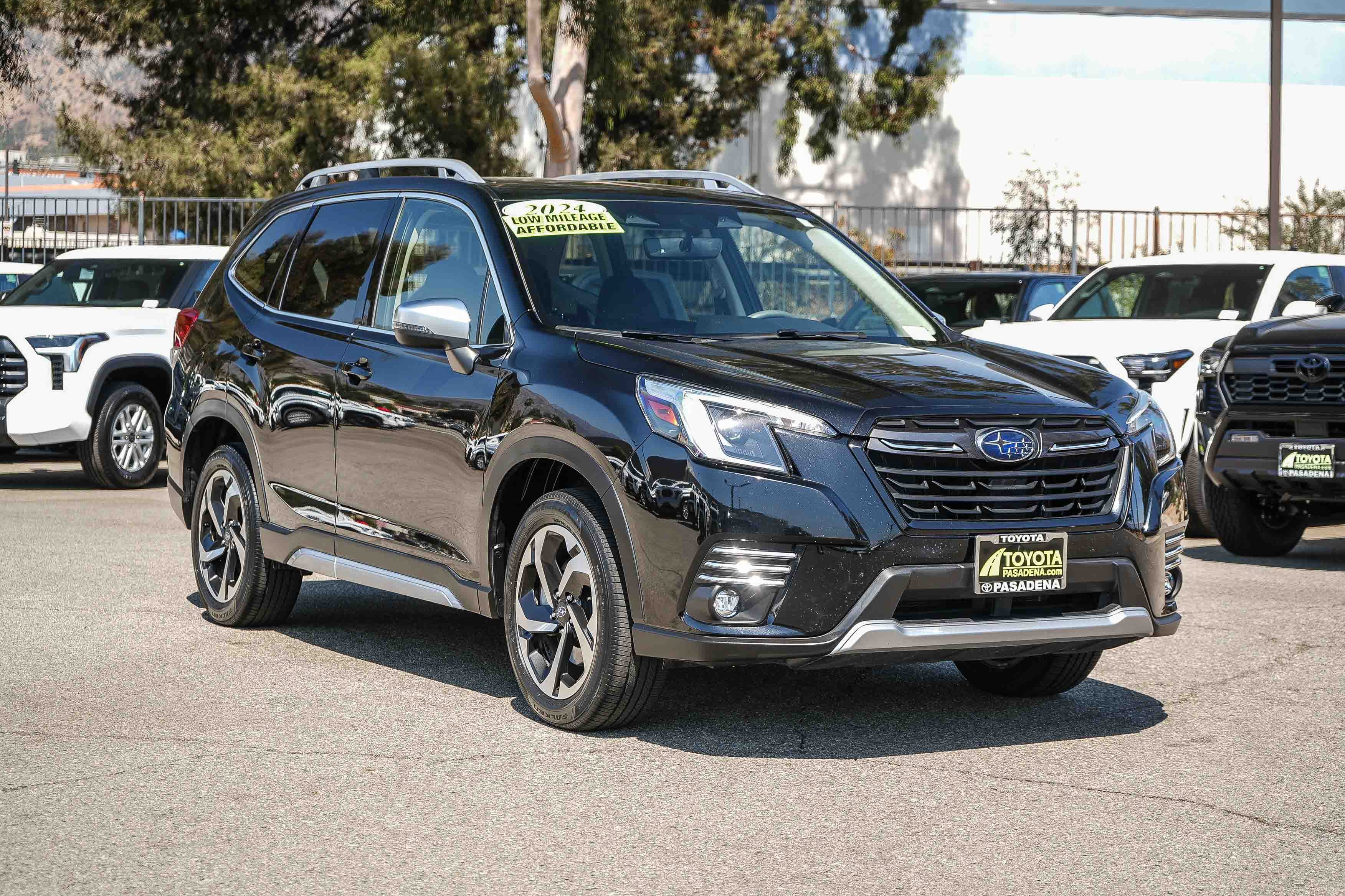 Used 2024 Subaru Forester Touring w/ Convenience Package AWD/4WD image 3