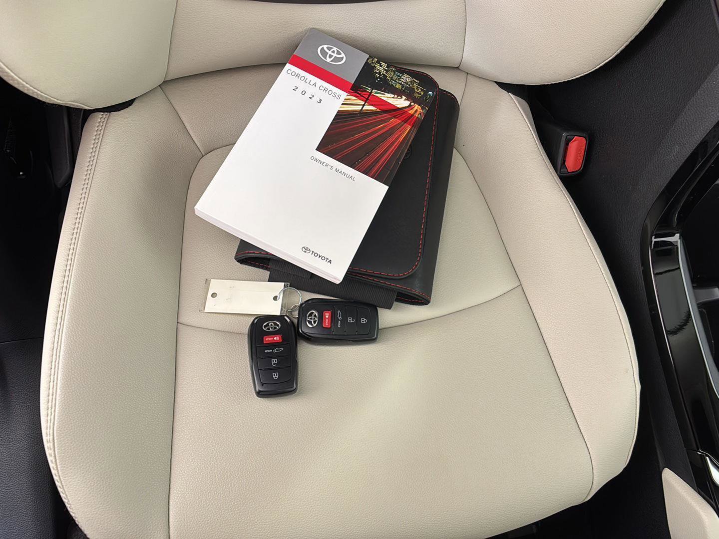 Used 2023 Toyota Corolla Cross XLE w/ Convenience Package image 23