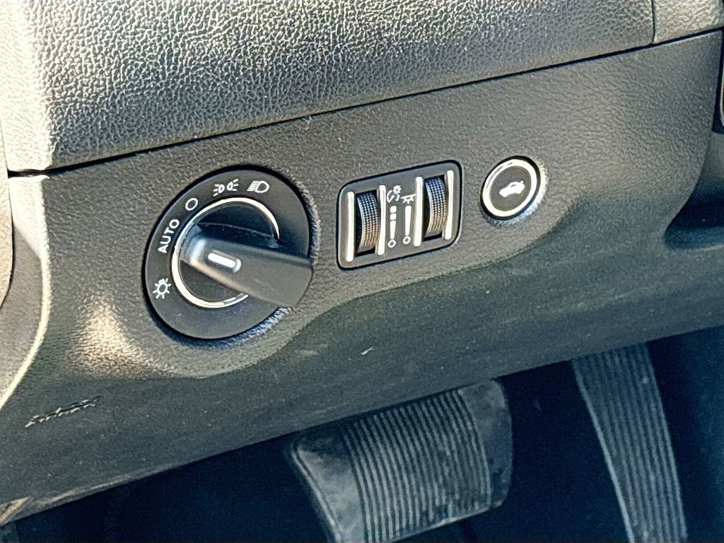 Used 2023 Chrysler 300 Touring w/ Sport Appearance Package image 10