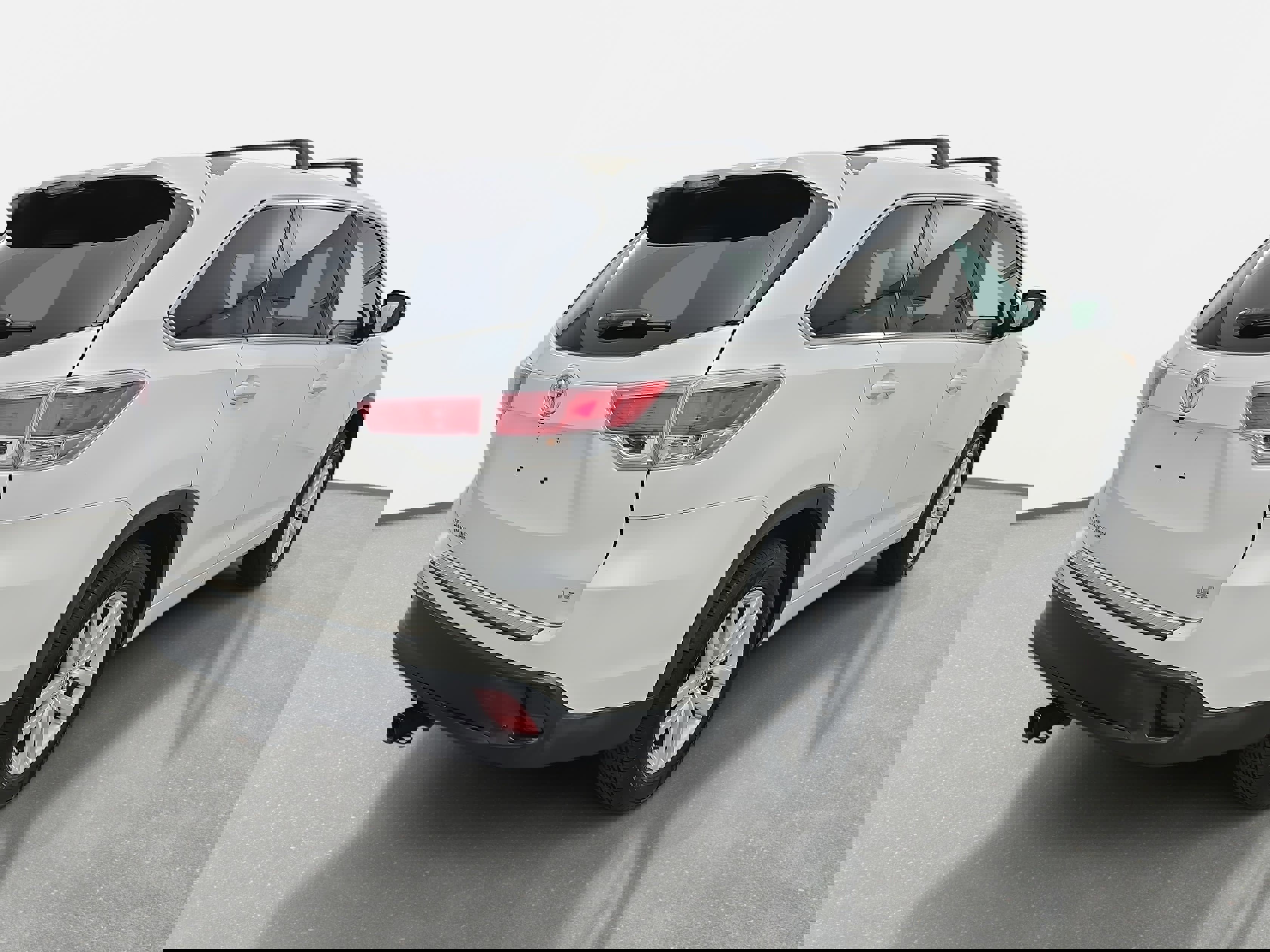 Used 2015 Toyota Highlander LE image 3