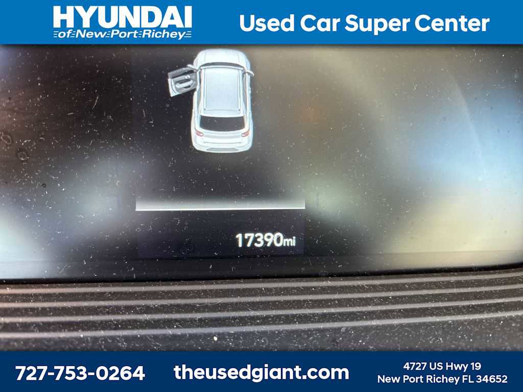 Used 2023 Hyundai Venue Limited image 11
