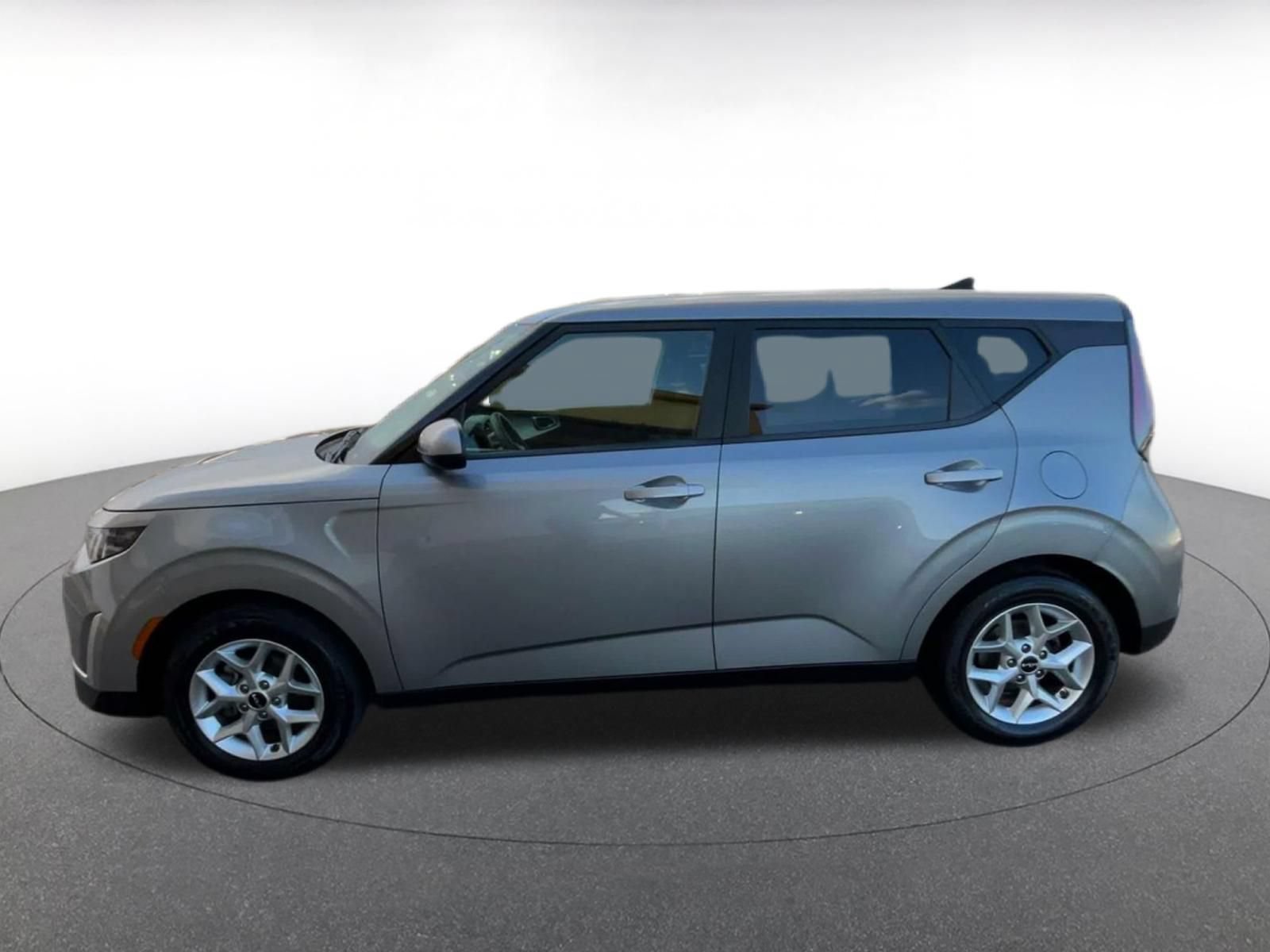 Used 2025 Kia Soul LX w/ LX Technology Package FWD image 8