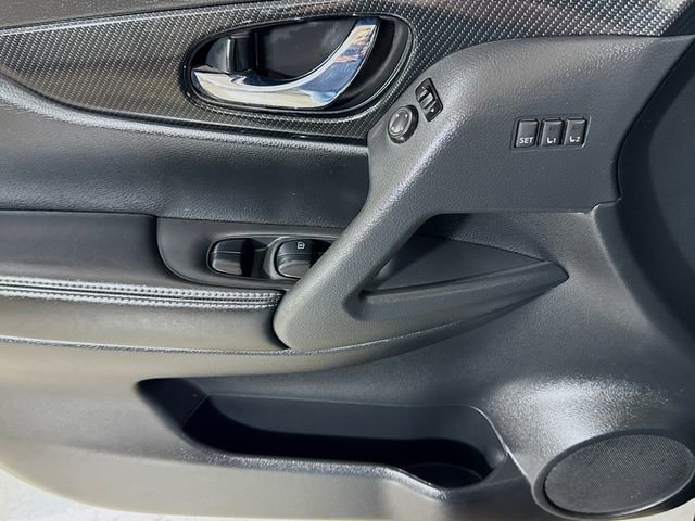 Used 2018 Nissan Rogue SL w/ Premium Package image 16