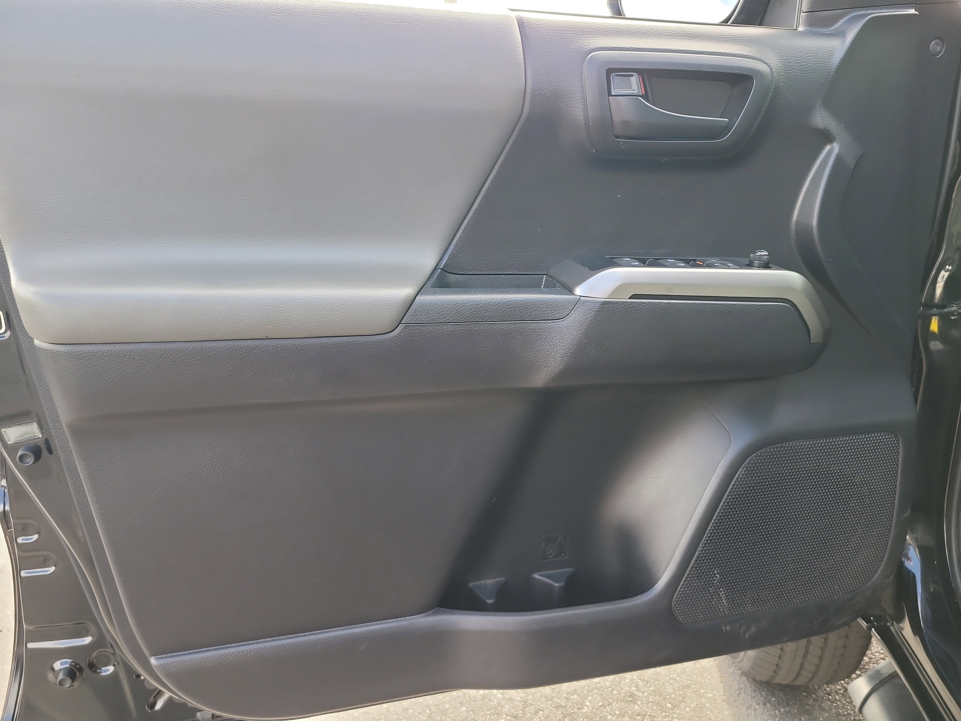 Used 2021 Toyota Tacoma SR5 AWD/4WD image 15