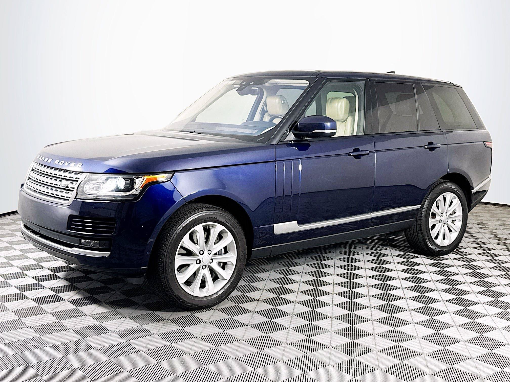 Used 2017 Land Rover Range Rover HSE AWD/4WD image 4