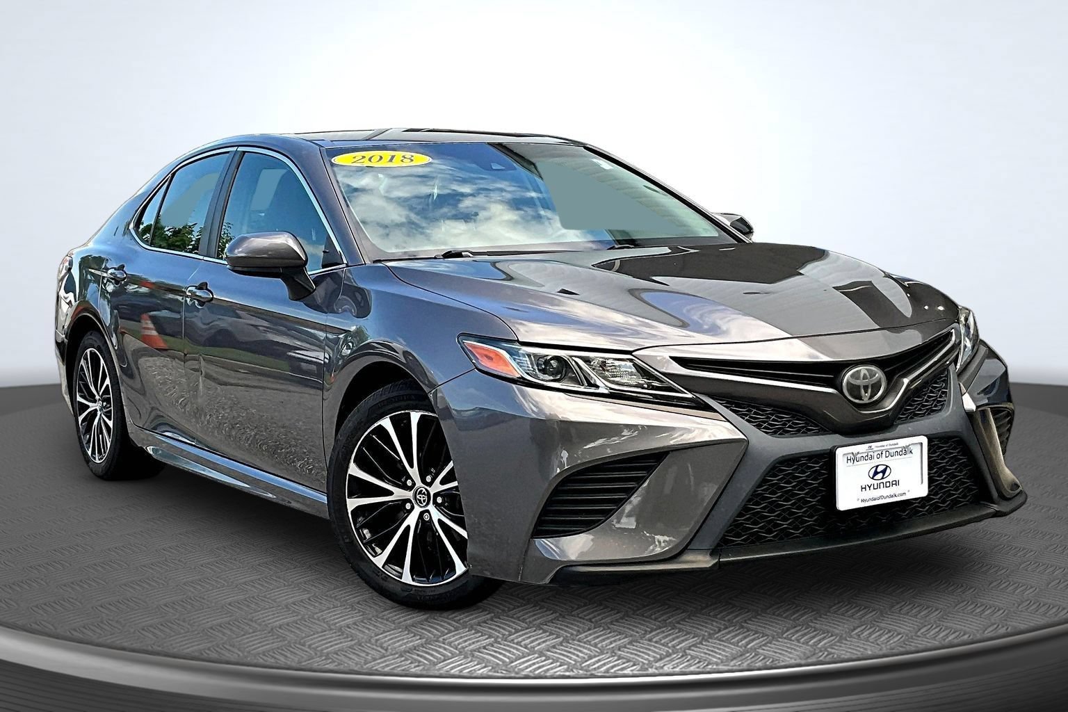 Used 2018 Toyota Camry SE FWD image 2