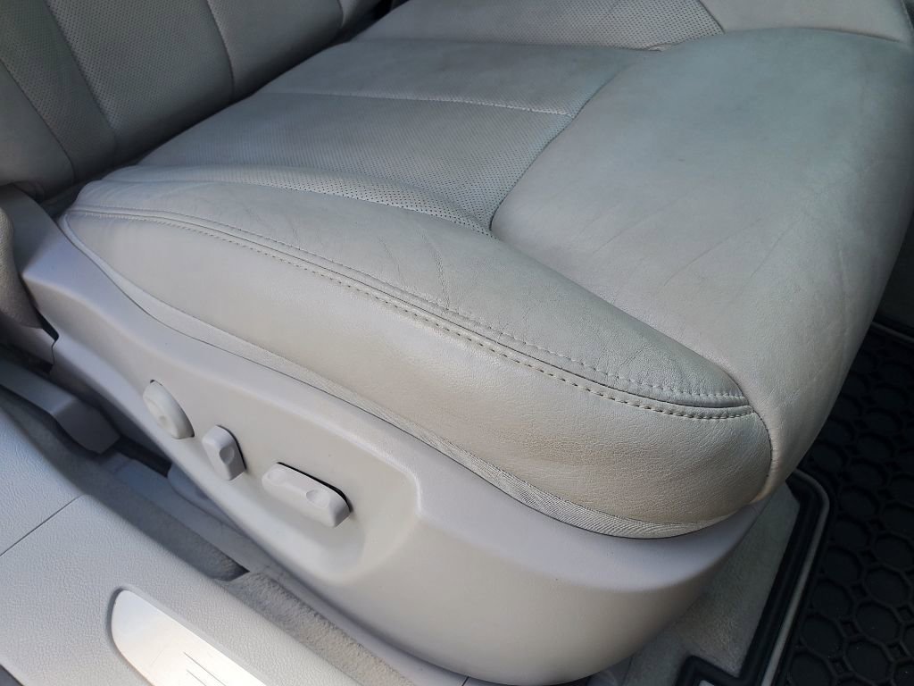 Used 2006 Cadillac DTS w/ Trunk Convenience Package image 35