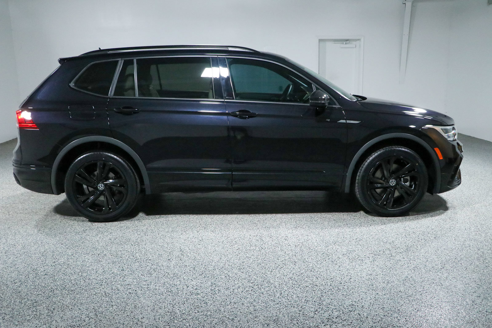 Used 2023 Volkswagen Tiguan SE R-Line FWD image 6