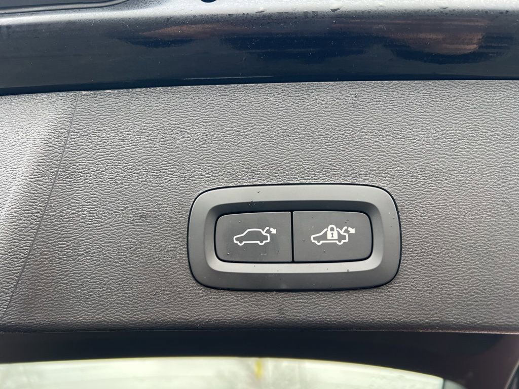 Used 2024 Volvo XC40 B5 Core image 7