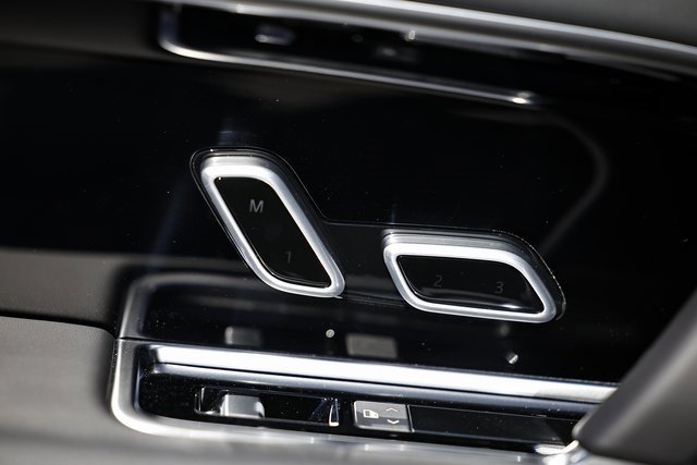 New 2025 Land Rover Range Rover Long Wheelbase SE image 30