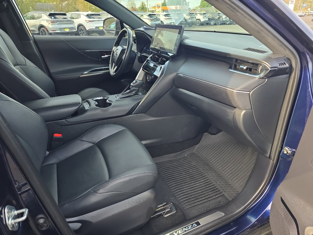 Certified 2023 Toyota Venza XLE image 17