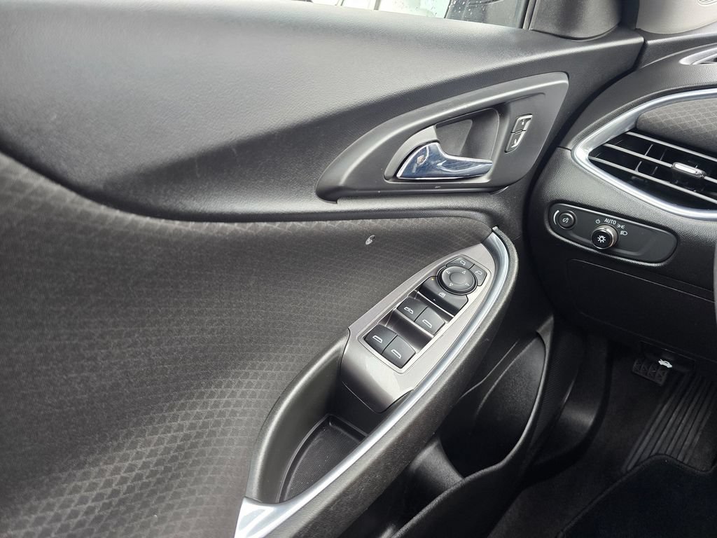 Used 2021 Chevrolet Malibu LT FWD image 30