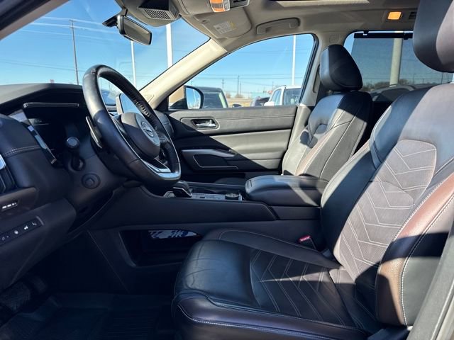 Used 2024 Nissan Pathfinder Platinum w/ Cargo Package image 12
