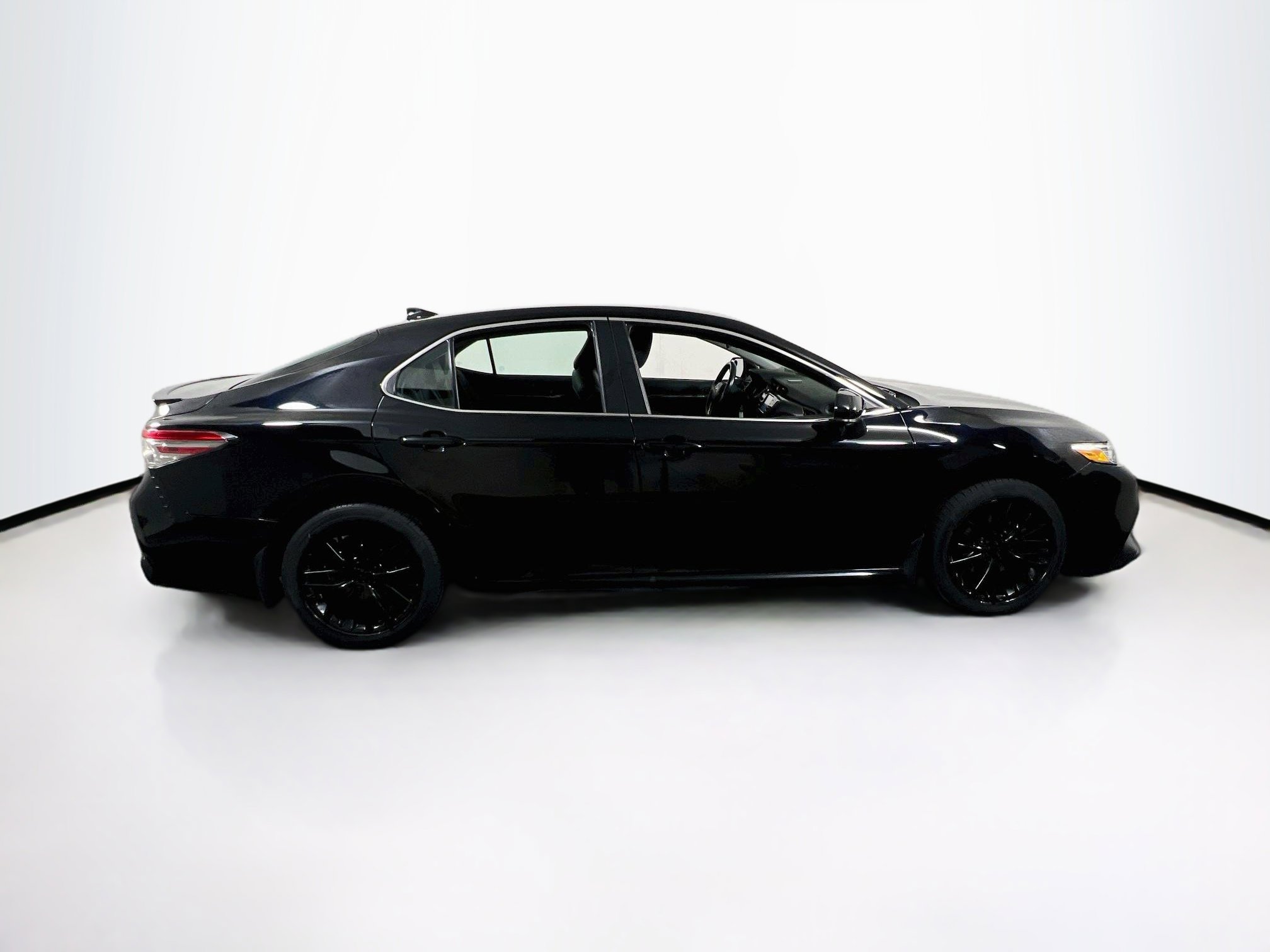 Used 2019 Toyota Camry SE FWD image 4