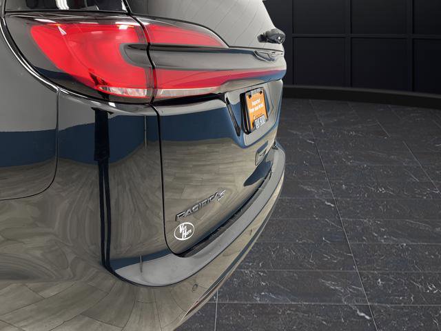 Used 2025 Chrysler Pacifica Limited image 34