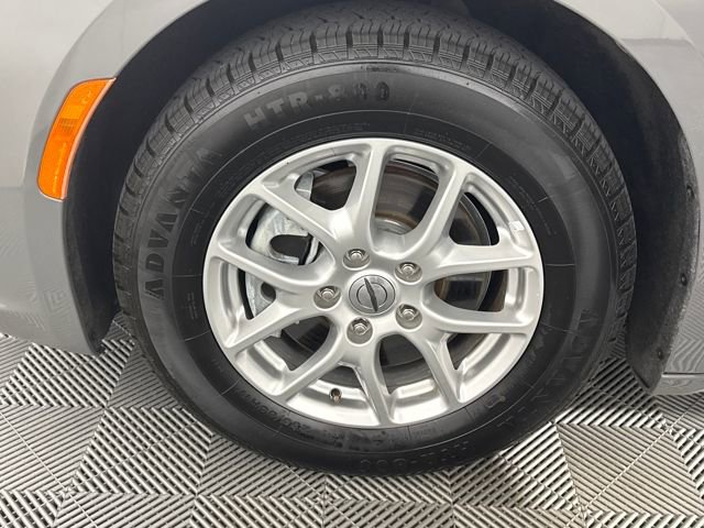 Used 2023 Chrysler Pacifica Touring-L image 19