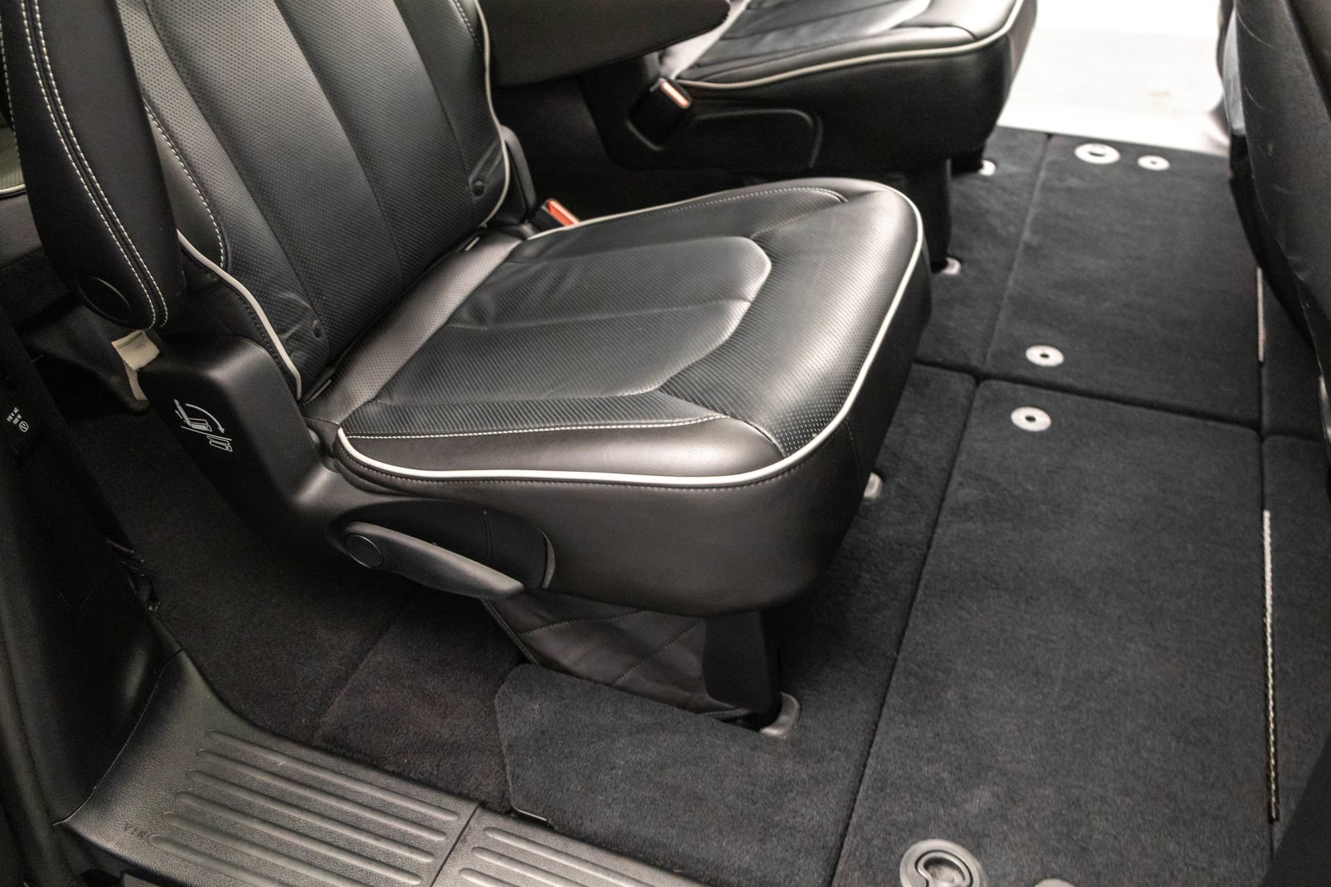Used 2021 Chrysler Pacifica Limited w/ Uconnect Theater Family Group AWD/4WD image 37
