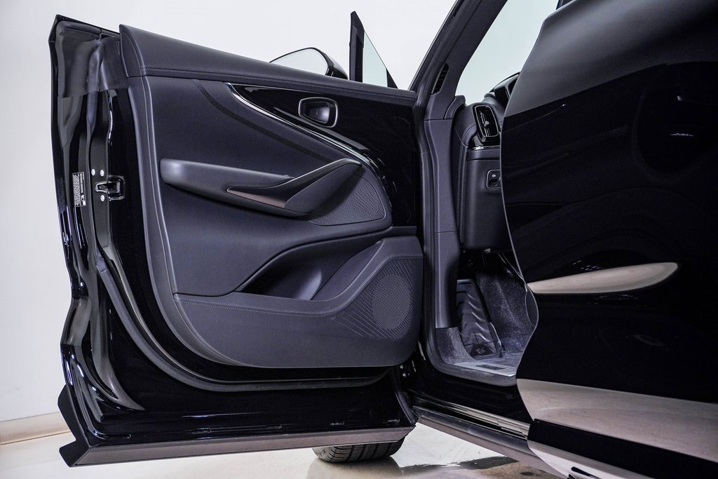 Used 2025 Aston Martin DBX 707 image 31