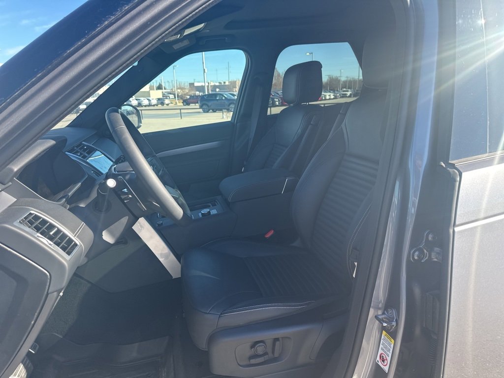 Certified 2025 Land Rover Discovery Dynamic SE image 8