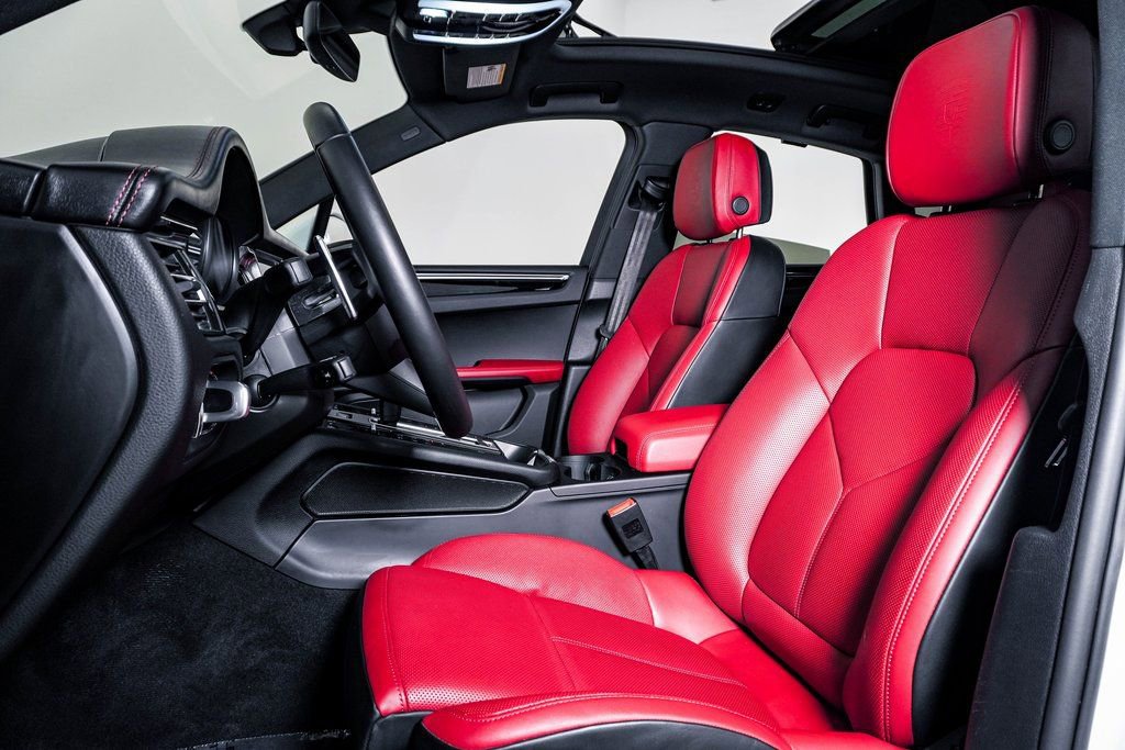 Certified 2025 Porsche Macan image 5
