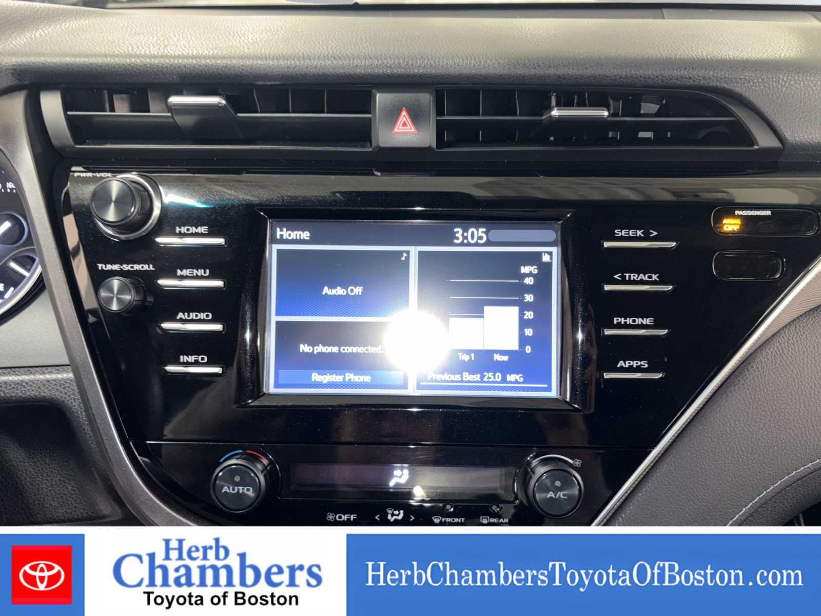 Used 2018 Toyota Camry SE FWD image 10