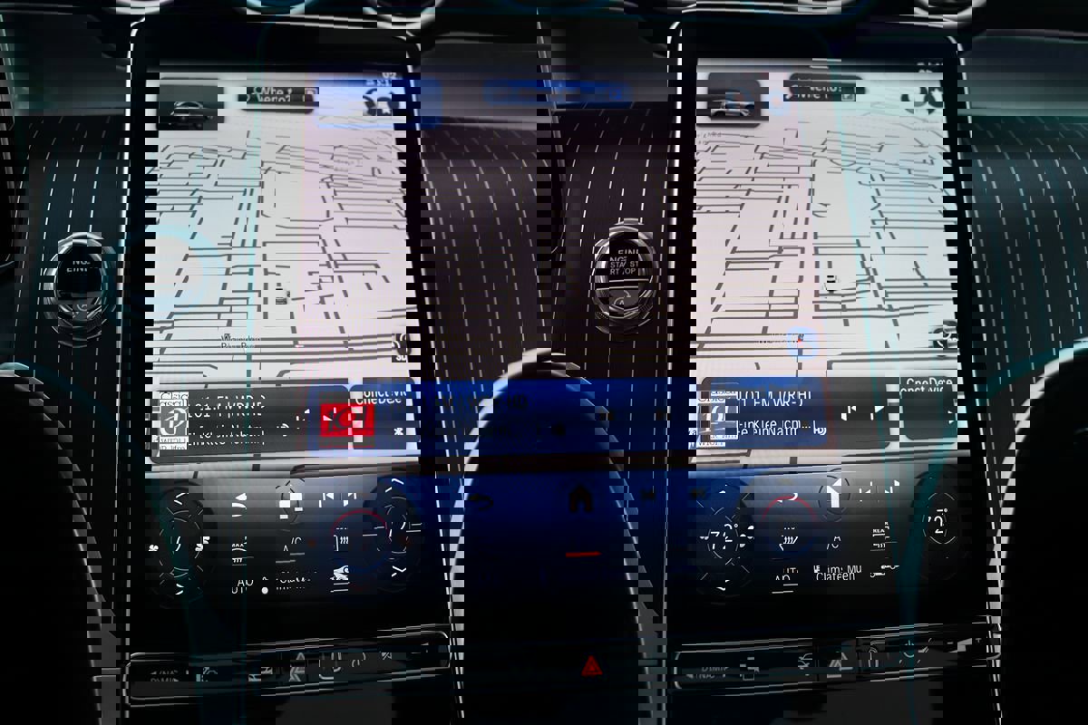 Used 2024 Mercedes-Benz GLC 300 4MATIC w/ AMG Line image 21