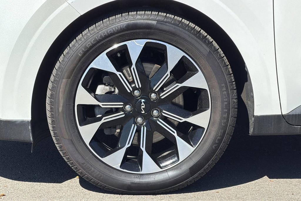 Used 2024 Kia Carnival EX FWD image 25