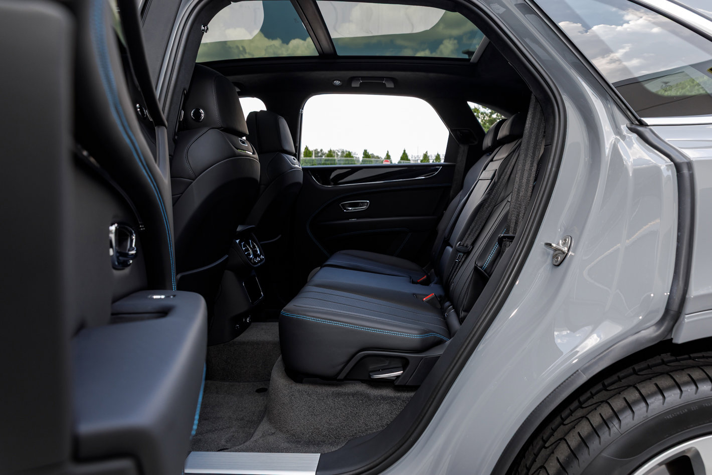 Used 2024 Bentley Bentayga image 25