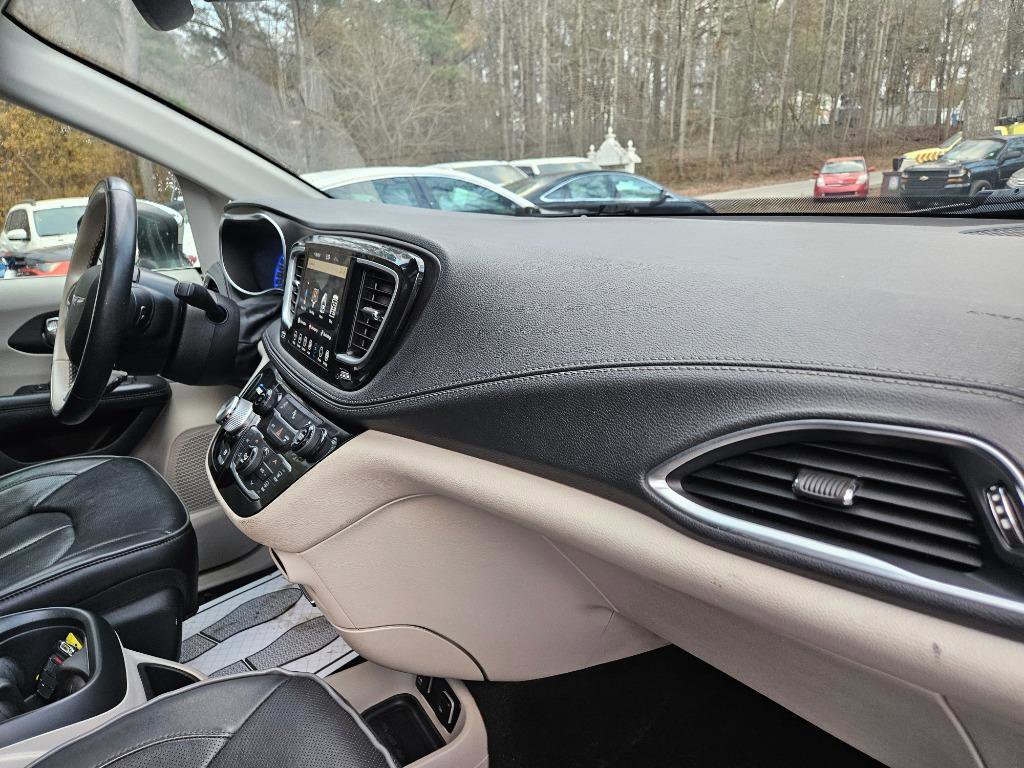 Used 2020 Chrysler Pacifica Limited image 39