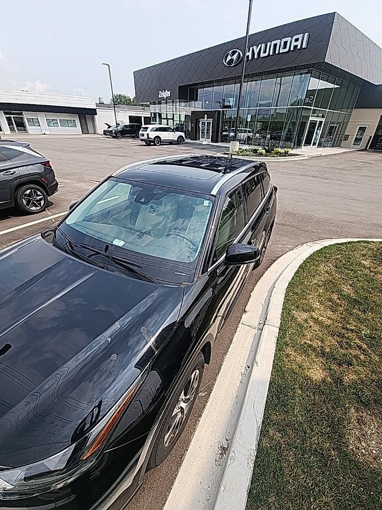 Used 2021 Toyota Highlander XLE AWD/4WD image 4