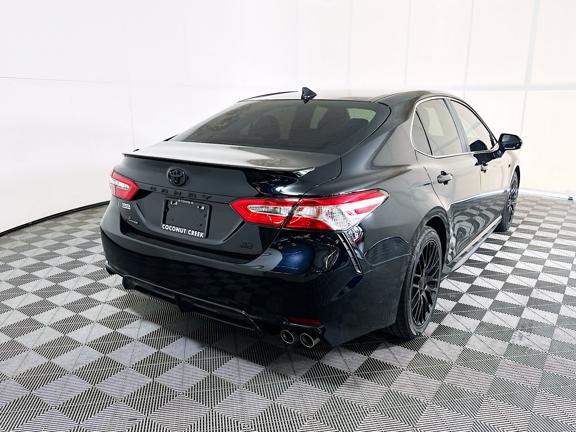 Used 2020 Toyota Camry SE FWD image 3